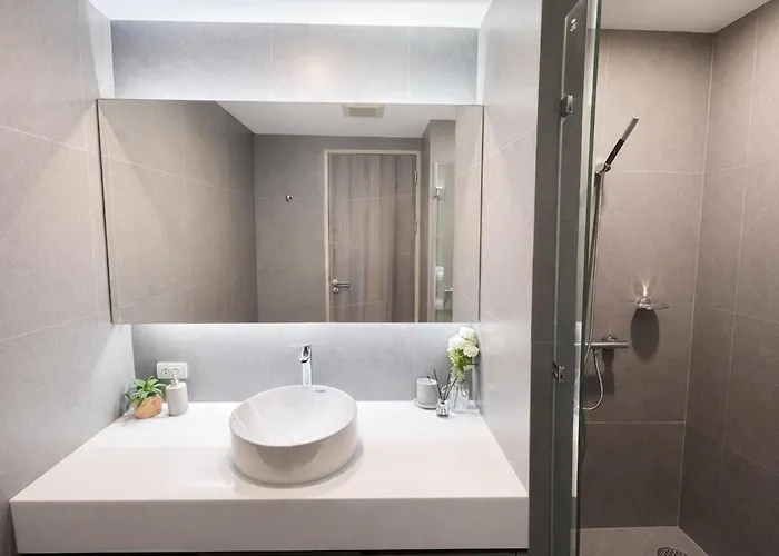 Spacious 2br With 2 Balconies In Sukhumvit16 Apartamento Bangkok